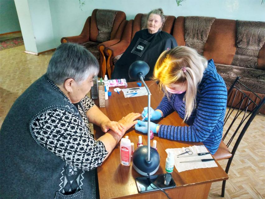 Волонтеры провели день красоты для пожилых клиентов центра «Ветеран»